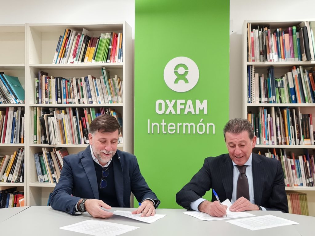 Firma convenio Grupo Alacant y Oxfam Intermón