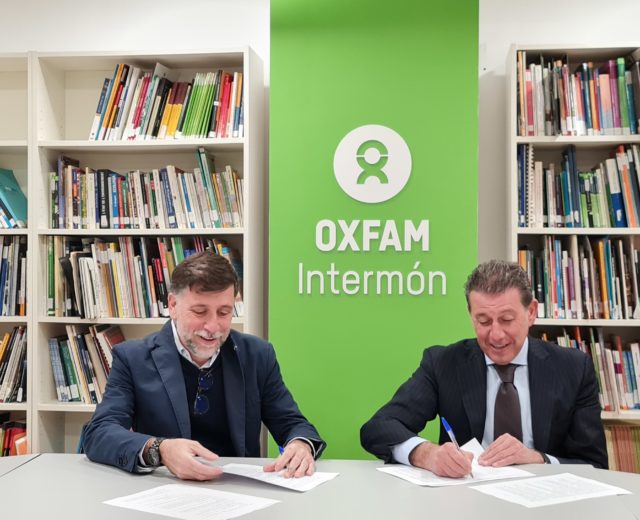Firma convenio Grupo Alacant y Oxfam Intermón