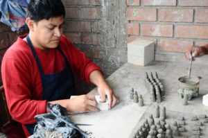 Artesanos produciendo belenes artesanales