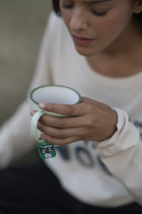 modelo bebiendo té de comercio justo de oxfam intermón