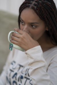 foto bebiendo té de comercio justo de oxfam intermón