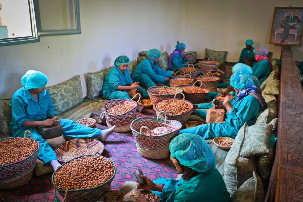 mujeres trabajando en la preparación el argán de comercio justo