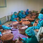 mujeres trabajando en la preparación el argán de comercio justo