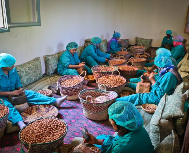mujeres trabajando en la preparación el argán de comercio justo