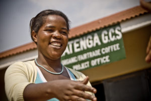 mujer productora café comercio justo en ACPCU (Uganda)