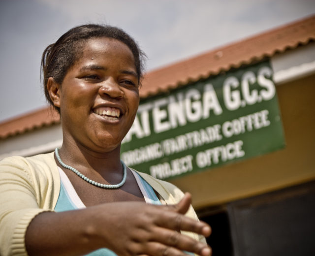 mujer productora café comercio justo en ACPCU (Uganda)