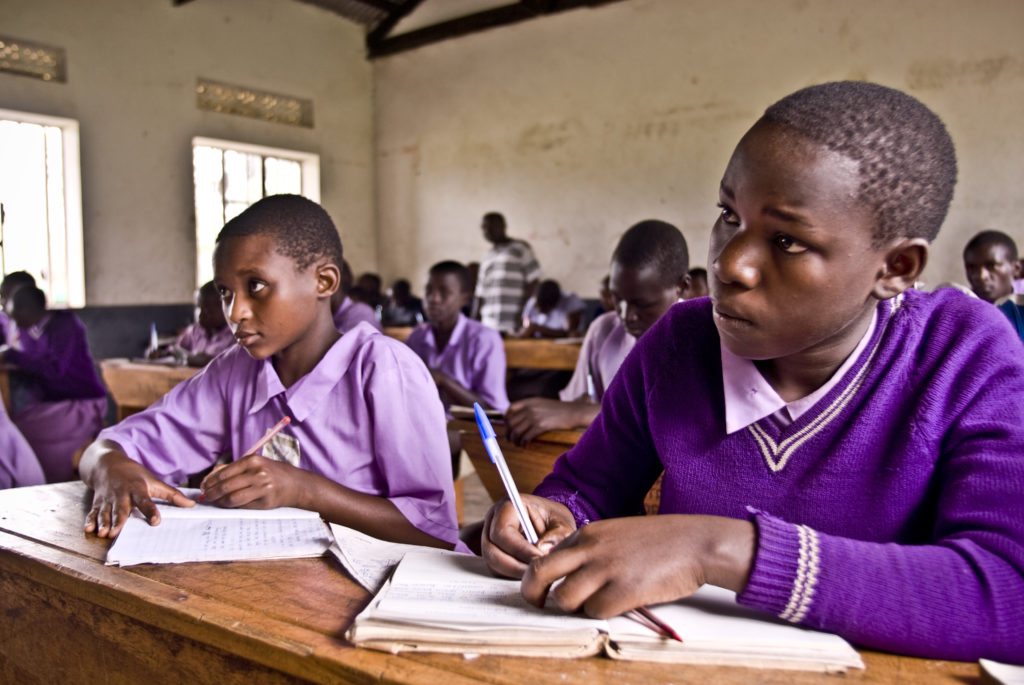 niños en escuela comercio justo . Uganda