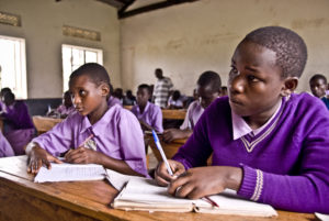 niños en escuela comercio justo . Uganda