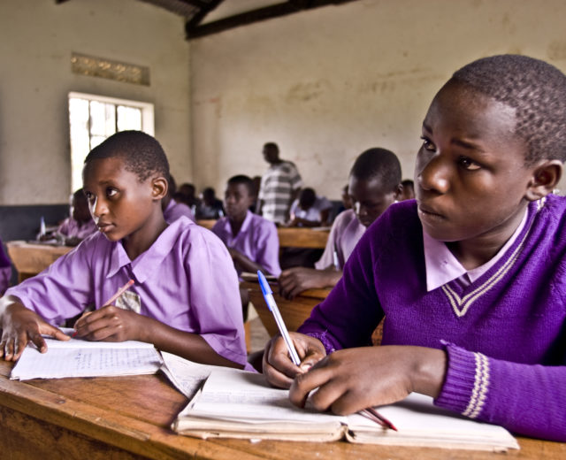 niños en escuela comercio justo . Uganda