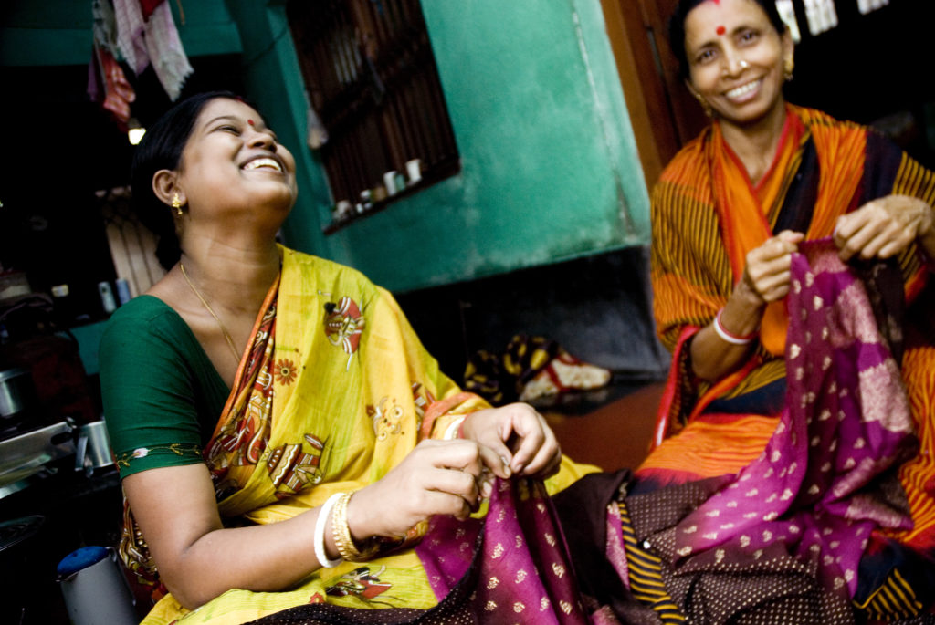 mujeres indias trabajando en comercio justo