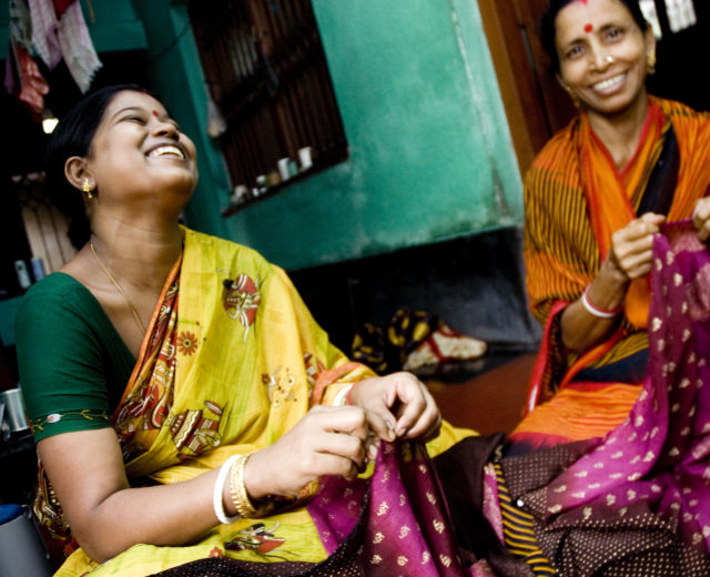 mujeres indias trabajando en comercio justo