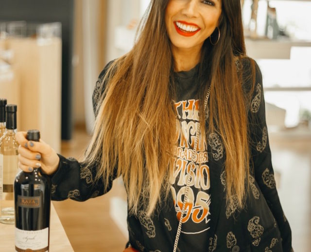 modelo en tienda de comercio justo