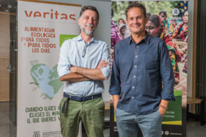 Firma convenio oxfam intermon y veritas por Fran Cortada y Silvio Elías