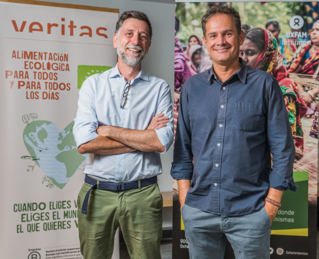 Firma convenio oxfam intermon y veritas por Fran Cortada y Silvio Elías