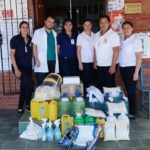entrega de material de limpieza por parte de personal de cooperativa Aldea Global en Nicaragua