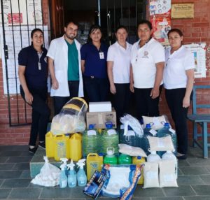 entrega de material de limpieza por parte de personal de cooperativa Aldea Global en Nicaragua