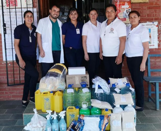 entrega de material de limpieza por parte de personal de cooperativa Aldea Global en Nicaragua