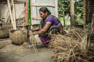 mujer de Bangladesh preparando yute con el que se confeccionan cestas de comercio justo