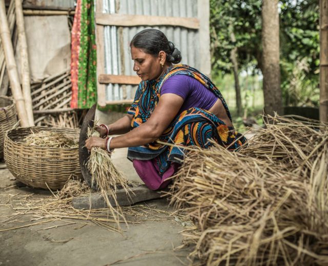 mujer de Bangladesh preparando yute con el que se confeccionan cestas de comercio justo