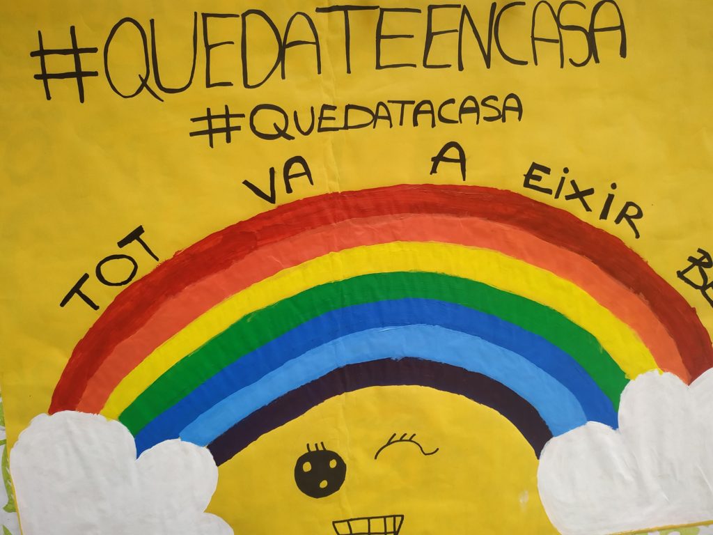 imagen de cartel hecho por niñas con lema quédate en casa