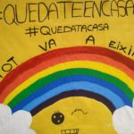 imagen de cartel hecho por niñas con lema quédate en casa