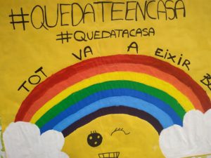 imagen de cartel hecho por niñas con lema quédate en casa