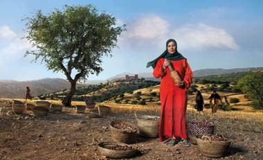 señora Marruecos con árbol Argán detrás