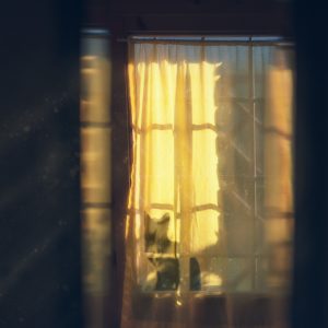 Abrir las cortinas por Simon Berger